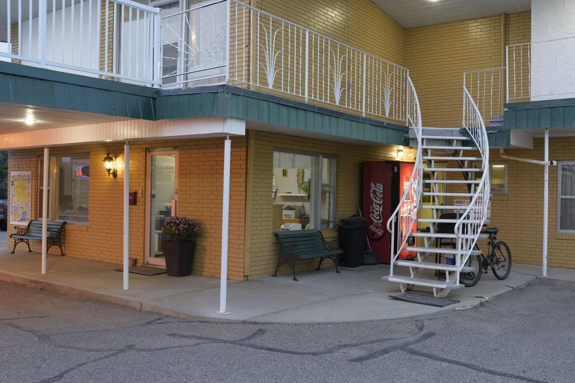 Sun-Dek Motel Medicine Hat Exterior foto